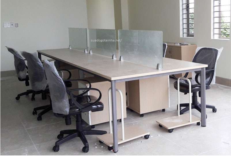 Tháo lắp bàn văn phòng phường bàn cờ